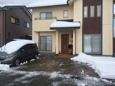 妻が出かけている隙に妻の車の分を除雪