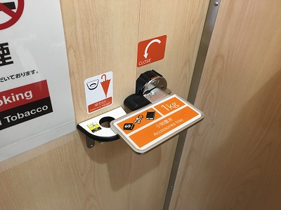 個室のカギが小物置き