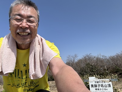 山頂の看板前でパチリ