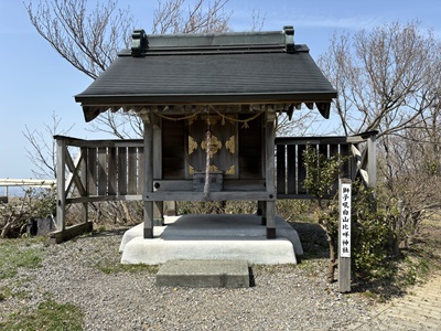 しりたかやま頂上には獅子吼白山比咩神社