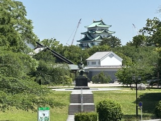 名古屋城と加藤清正像（能楽堂前）