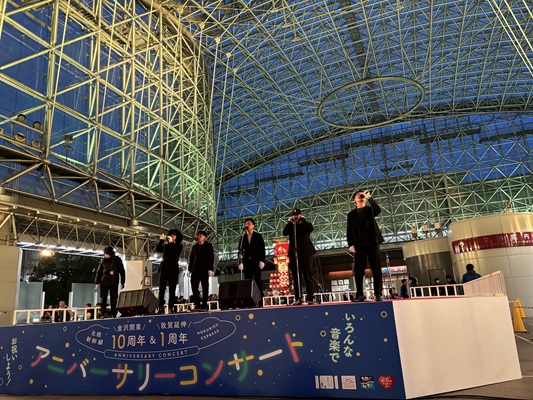 鼓門のガラス張りの天井