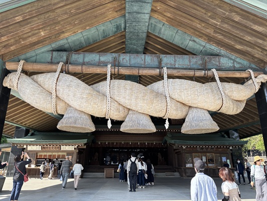 神楽殿の大きなしめ縄