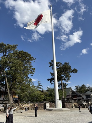 大きな日本国旗